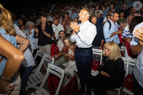 ils sont ensuite partis en toute discrétion à la fin du spectacle. 

Le président Emmanuel Macron, sa femme Brigitte au spectacle de Dany Boon "Clown n'est pas un métier" lors du 41ème Festival de Ramatuelle le 12 août 2025. 

© Cyril Bruneau / Bestimage