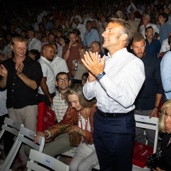 ils sont ensuite partis en toute discrétion à la fin du spectacle. 

Le président Emmanuel Macron, sa femme Brigitte au spectacle de Dany Boon "Clown n'est pas un métier" lors du 41ème Festival de Ramatuelle le 12 août 2025. 

© Cyril Bruneau / Bestimage