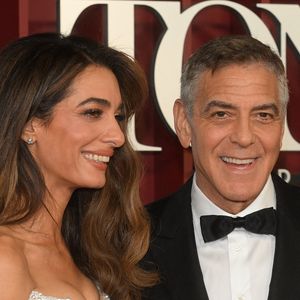 La résidence, achetée en 2021 pour près de 8 millions d’euros, comprend une grande maison avec piscine, terrain de tennis et pinède. 

Amal Clooney et George Clooney assistent à la 78ème édition des Tony Awards au Radio City Music Hall le 08 juin 2025 à New York. Photo Press Service / BESTIMAGE