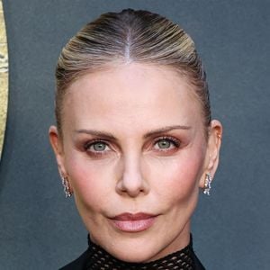 Elle évoque également son usage des applications de rencontres, qu’elle critique vivement, tout en donnant des conseils aux hommes pour éviter certains clichés. 

Hollywood, Californie — Première à Los Angeles du film Netflix « The Old Guard 2 » qui s’est tenue au Netflix Tudum Theater le 25 juin 2025 à Hollywood, Los Angeles, Californie, États-Unis. Backgrid USA / Bestimage