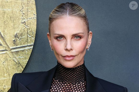 Elle évoque également son usage des applications de rencontres, qu’elle critique vivement, tout en donnant des conseils aux hommes pour éviter certains clichés. 

Hollywood, Californie — Première à Los Angeles du film Netflix « The Old Guard 2 » qui s’est tenue au Netflix Tudum Theater le 25 juin 2025 à Hollywood, Los Angeles, Californie, États-Unis. Backgrid USA / Bestimage