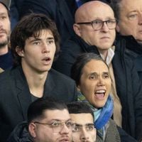 Jeanne Herry avec son fils au match PSG-Bayern Munich, Antoine est le portrait craché de son grand-père Julien Clerc