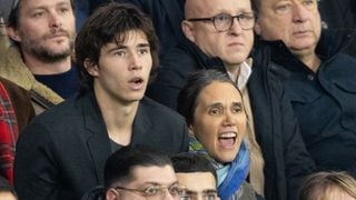 Jeanne Herry avec son fils au match PSG-Bayern Munich, Antoine est le portrait craché de son grand-père Julien Clerc