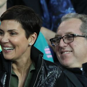 Heureux de transmettre ce trésor à d'autres passionnés, les amoureux ont tout de même conservé quelques œuvres chez eux.

Cristina Cordula et son mari Frédéric Cassin dans les tribunes du match de football de Ligue 1 PSG - Monaco au Parc des Princes à Paris, le 15 avril 2018. AGENCE / BESTIMAGE