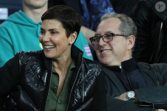 Heureux de transmettre ce trésor à d'autres passionnés, les amoureux ont tout de même conservé quelques œuvres chez eux.

Cristina Cordula et son mari Frédéric Cassin dans les tribunes du match de football de Ligue 1 PSG - Monaco au Parc des Princes à Paris, le 15 avril 2018. AGENCE / BESTIMAGE