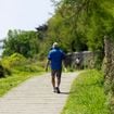 Marcher 30 minutes par jour est un bon début, mais ça ne suffira pas à entretenir votre santé : Un professeur des sciences du sport explique le problème