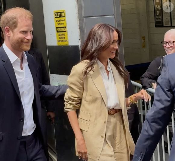 Pour l'événement, la belle-fille du roi Charles III a craqué sur un splendide tailleur en lin beige Ralph Lauren qui lui allait à ravir. Pour parfaire son look, la quadragénaire a aussi opté pour une jolie chemise blanche boutonnée. 

Le prince Harry, duc de Sussex et Meghan Markle, duchesse de Sussex, quittent leur hôtel par une porte dérobée à New York, le 23 avril 2025. (Backgrid USA / Bestimage).