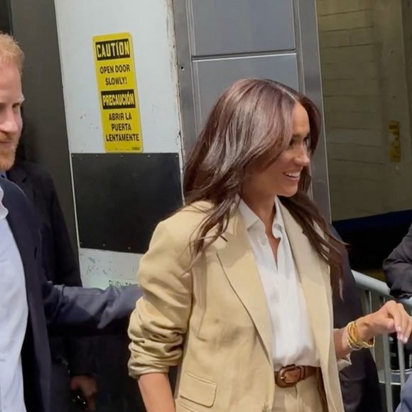 Pour l'événement, la belle-fille du roi Charles III a craqué sur un splendide tailleur en lin beige Ralph Lauren qui lui allait à ravir. Pour parfaire son look, la quadragénaire a aussi opté pour une jolie chemise blanche boutonnée. 

Le prince Harry, duc de Sussex et Meghan Markle, duchesse de Sussex, quittent leur hôtel par une porte dérobée à New York, le 23 avril 2025. (Backgrid USA / Bestimage).