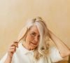 Face à cette métamorphose, deux options s'imposent : la coloration permanente ou l'acceptation assumée. Et si vous optez pour la deuxième, cela n'a rien d'anodin !