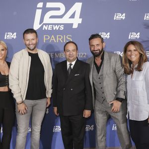 Exclusif - Kelly Vedovelli, Raymond Aabou, Frank Melloul (PDG de I24NEWS), Cyril Hanouna, Valérie Benaïm au photocall de la soirée de gala de la chaine i24News à Chaillot - Théâtre national de la Danse à l’occasion de la célébration du 2ème anniversaire de la signature des Accords d’Abraham, Paris le 5 septembre 2022.

© Jack Tribeca / Bestimage