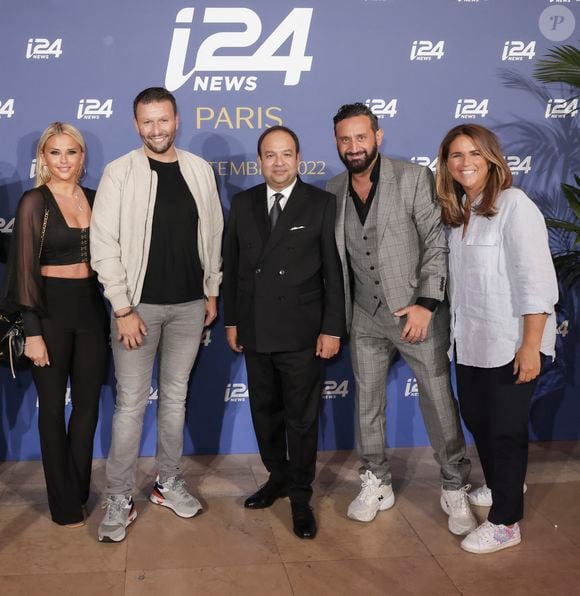 Exclusif - Kelly Vedovelli, Raymond Aabou, Frank Melloul (PDG de I24NEWS), Cyril Hanouna, Valérie Benaïm au photocall de la soirée de gala de la chaine i24News à Chaillot - Théâtre national de la Danse à l’occasion de la célébration du 2ème anniversaire de la signature des Accords d’Abraham, Paris le 5 septembre 2022.

© Jack Tribeca / Bestimage