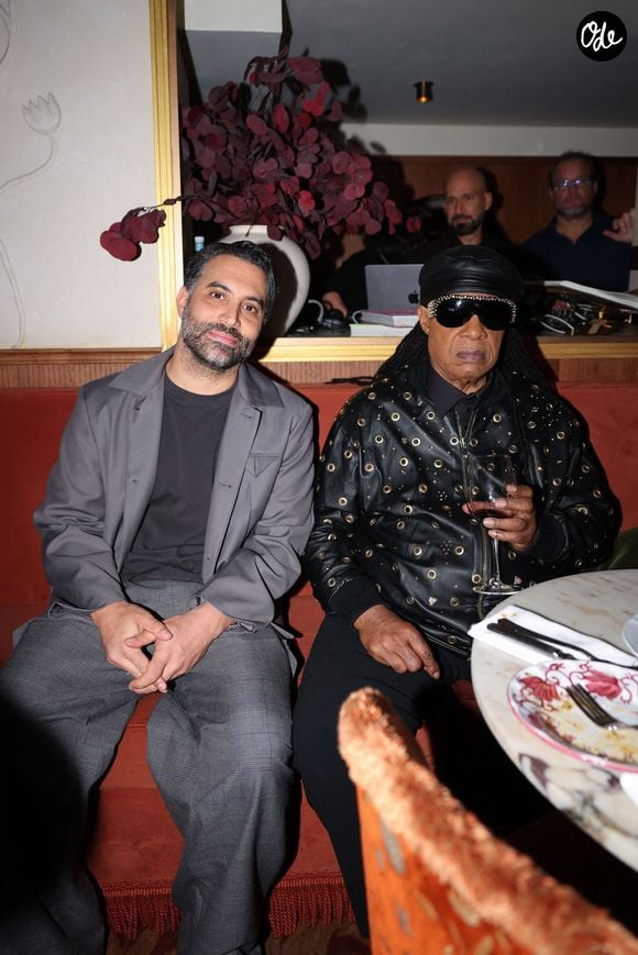Le chanteur a ensuite déjà au restaurant Siena, une adresse prisée des stars.

Stevie Wonder au restaurant Siena à Paris, le 16 octobre 2026. Photo de Nacer_photo_ /Splash News/ABACAPRESS.COM