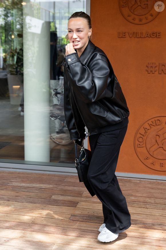 Zoé Marchal au village lors des Internationaux de France de Tennis de Roland Garros 2026. Paris, le 2 juin 2026.
© Jacovides-Moreau / Bestimage