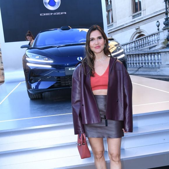 Joyce Jonathan habillée d'une jupe et veste en cuir avec crop top

Joyce Jonathan au lancement de la marque de voitures électriques Denza par BYD à l'Opéra Garnier à Paris le 8 avril 2026.
© Rachid Bellak / Bestimage