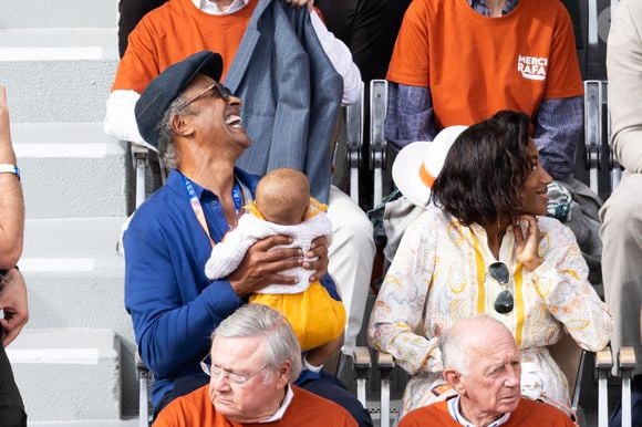 Yannick Noah, sa compagne Malika et leur fille Keelaani lors de l'hommage à R.Nadal lors des internationaux de France de tennis à Roland Garros le 25 mai 2025. © Jacovides / Moreau / Bestimage