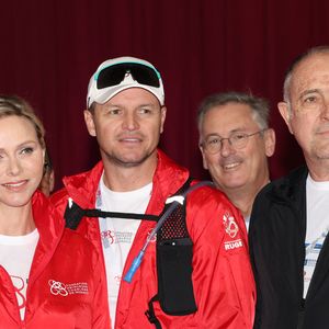 No Tabloïds - La princesse Charlene de Monaco a donné le départ de la 25eme No Finish Line à Monaco, le 16 novembre 2024, entourée par Ariane Favaloro, l'organisatrice de l'événement, le ministre d'Etat de la Principauté, M. Didier Guillaume, du président du Conseil National, M. Thomas Brezzo, de Francoise Gamerdinger, la ministre de la culture de Monaco, de Stéphane Valeri, le président de la Société des Bains de Mer de Monaco, de son frère Gareth Wittstock, des membres de sa Fondation qui vont participer durant toute une semaine à cette compétition caritative, et de noubreux sportifs. Cette année, c'est la princesse Charlene qui est la marraine de cet événement.
Avec plus de 10000 participants, la No Finish Line est un événement caritatif au profit des enfants. Un circuit de 1042 mètres, installé autour du Chapiteau de Fontvielle, accueille pendant 8 jours, coureurs mais aussi marcheurs, seuls ou en équipes, de tout âge afin de récolter de l'argent... 1 km parcouru équivaut à 1 Euro reversé aux organisateurs grâce à la générosité des sponsors et des droits d'inscription. Chaque année, les sommes récoltées sont reversées à des associations monégasques afin de soutenir des projets en faveur d'enfants défavorisés ou malades. Cette année l'objectif est d'atteindre les 450.000 kms. © Claudia Albuquerque/Bestimage
