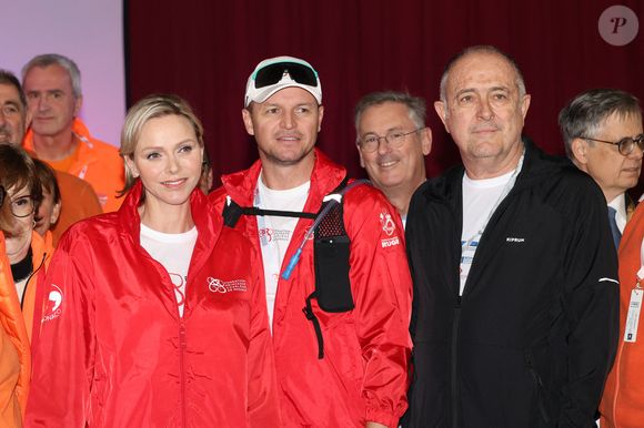 No Tabloïds - La princesse Charlene de Monaco a donné le départ de la 25eme No Finish Line à Monaco, le 16 novembre 2024, entourée par Ariane Favaloro, l'organisatrice de l'événement, le ministre d'Etat de la Principauté, M. Didier Guillaume, du président du Conseil National, M. Thomas Brezzo, de Francoise Gamerdinger, la ministre de la culture de Monaco, de Stéphane Valeri, le président de la Société des Bains de Mer de Monaco, de son frère Gareth Wittstock, des membres de sa Fondation qui vont participer durant toute une semaine à cette compétition caritative, et de noubreux sportifs. Cette année, c'est la princesse Charlene qui est la marraine de cet événement.
Avec plus de 10000 participants, la No Finish Line est un événement caritatif au profit des enfants. Un circuit de 1042 mètres, installé autour du Chapiteau de Fontvielle, accueille pendant 8 jours, coureurs mais aussi marcheurs, seuls ou en équipes, de tout âge afin de récolter de l'argent... 1 km parcouru équivaut à 1 Euro reversé aux organisateurs grâce à la générosité des sponsors et des droits d'inscription. Chaque année, les sommes récoltées sont reversées à des associations monégasques afin de soutenir des projets en faveur d'enfants défavorisés ou malades. Cette année l'objectif est d'atteindre les 450.000 kms. © Claudia Albuquerque/Bestimage