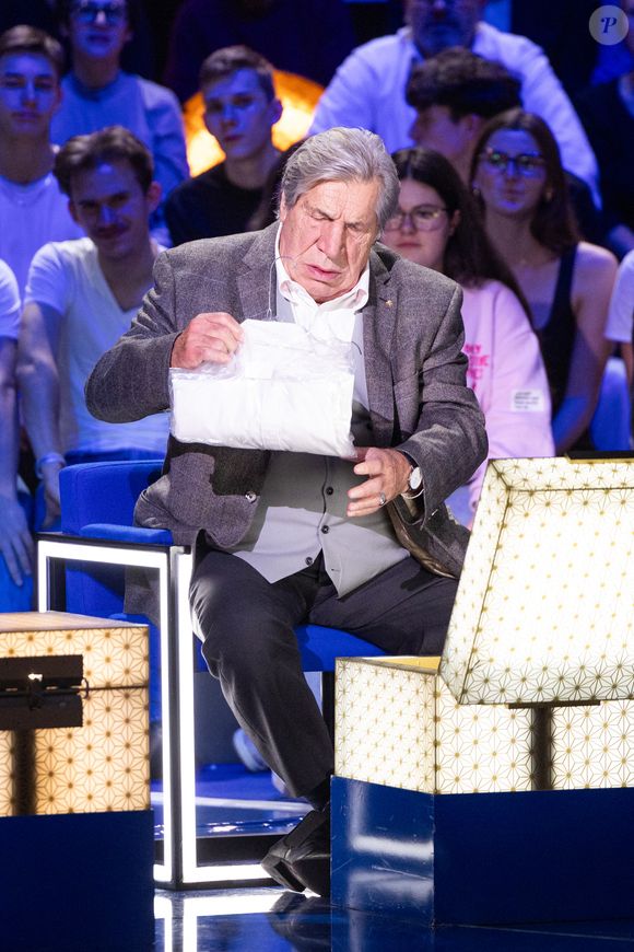 Exclusif - Jean-Pierre Castaldi lors de l'enregistrement de l'émission "La Boîte à secrets", présentée par F.Bollaert et diffusée le 9 janvier 2026 sur France 3, dans les studios du Lendit à Saint-Denis, France, le 2 décembre 2025. © Cyril Moreau/Bestimage