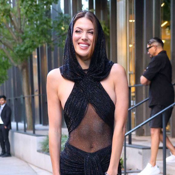 Le mannequin français Iris Mittenaere se prépare à l'extérieur de son hôtel pour assister au célèbre défilé annuel de Victoria's Secret avec d'autres mannequins à Brooklyn, New York, le 15 octobre 2025. Photo by Dylan Travis/ABACAPRESS.COM