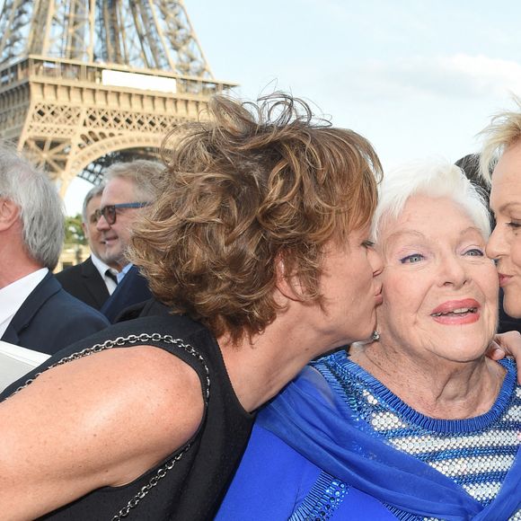 Qui n'est autre que Line Renaud

Line Renaud entre Muriel Robin et sa compagne Anne Le Nen - Soirée du 90ème anniversaire de Line Renaud sur le Bateau Potel et Chabot "Pavillon Seine" à Paris le 2 juillet 2018. © Coadic Guirec/Bestimage