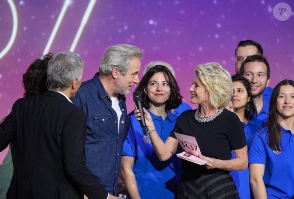 Fabrice Deville, Nagui, Sophie Davant lors de la deuxième soirée de la 39ème édition du Téléthon sur France 2 aux Studios du Lendit à Saint-Denis, France, le 6 décembre 2025. Les trente heures du Téléthon 2025 s'achèvent sur un compteur de 83,5 millions d'euros. © Anne-Sophie Guebey/Bestimage