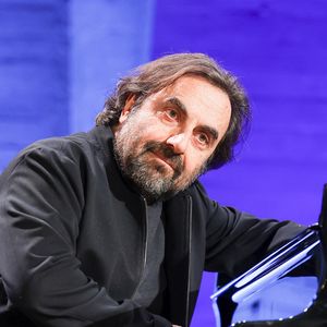 Invité sur RTL, André Manoukian s’est confié sur son tout premier amour de vacances.

André Manoukian lors de la semaine du son de l'UNESCO à Paris. © Coadic Guirec/Bestimage
