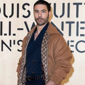 Tahar Rahim souhaite également que ses enfants ne se sentent jamais privilégiés en raison de la célébrité de leurs parents.

Tahar Rahim – Photocall du Défilé de mode Louis Vuitton Collection Hommes Automne Hiver Printemps-Été  dans le cadre de la Fashion Week de Paris, France, le 20 janvier 2026.
 
© Olivier Borde / Bestimage