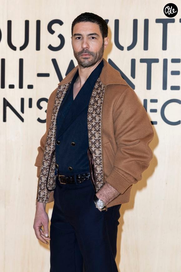 Tahar Rahim souhaite également que ses enfants ne se sentent jamais privilégiés en raison de la célébrité de leurs parents.

Tahar Rahim – Photocall du Défilé de mode Louis Vuitton Collection Hommes Automne Hiver Printemps-Été  dans le cadre de la Fashion Week de Paris, France, le 20 janvier 2026.
 
© Olivier Borde / Bestimage