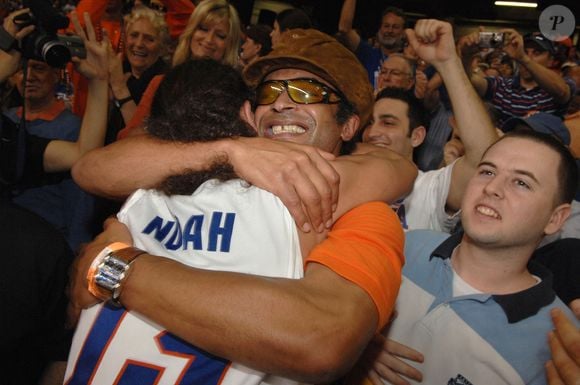 Mais c'est aux Etats-Unis qu'il a bâti son incroyable fortune.
Le joueur des Gators de l'Université de Floride Joakim Noah (R) célèbre avec son père Yannick Noah après avoir battu les Buckeyes de l'Université d'Ohio State après le match de championnat de basket-ball masculin de la NCAA Division 1 à Atlanta, Géorgie, USA, le 2 avril 2007. Photo Christophe Guibbaud/Cameleon/ABACAPRESS.COM