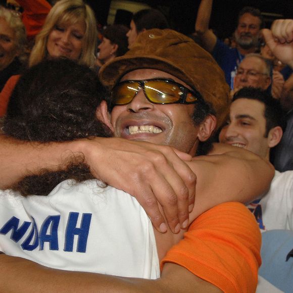 Mais c'est aux Etats-Unis qu'il a bâti son incroyable fortune.
Le joueur des Gators de l'Université de Floride Joakim Noah (R) célèbre avec son père Yannick Noah après avoir battu les Buckeyes de l'Université d'Ohio State après le match de championnat de basket-ball masculin de la NCAA Division 1 à Atlanta, Géorgie, USA, le 2 avril 2007. Photo Christophe Guibbaud/Cameleon/ABACAPRESS.COM