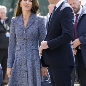 Le prince William, duc de Cambridge, et Catherine (Kate) Middleton, duchesse de Cambridge, assistent à l'ouverture officielle du mémorial Glade of Light à Manchester, Royaume Uni, le 10 mai 2022. Le mémorial commémore les victimes de l'attaque terroriste du 22 mai 2017 à la Manchester Arena. Il rend hommage aux 22 personnes dont la vie a été prise, ainsi qu'à la mémoire de tous ceux qui ont été blessés ou affectés. AGENCE / BESTIMAGE