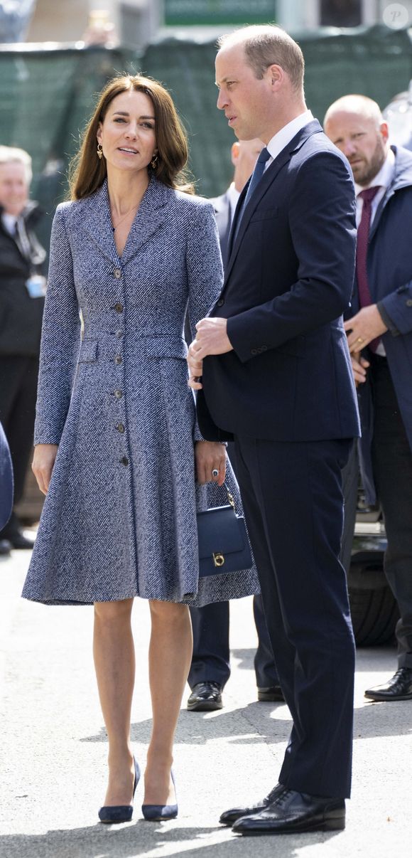 Le prince William, duc de Cambridge, et Catherine (Kate) Middleton, duchesse de Cambridge, assistent à l'ouverture officielle du mémorial Glade of Light à Manchester, Royaume Uni, le 10 mai 2022. Le mémorial commémore les victimes de l'attaque terroriste du 22 mai 2017 à la Manchester Arena. Il rend hommage aux 22 personnes dont la vie a été prise, ainsi qu'à la mémoire de tous ceux qui ont été blessés ou affectés. AGENCE / BESTIMAGE