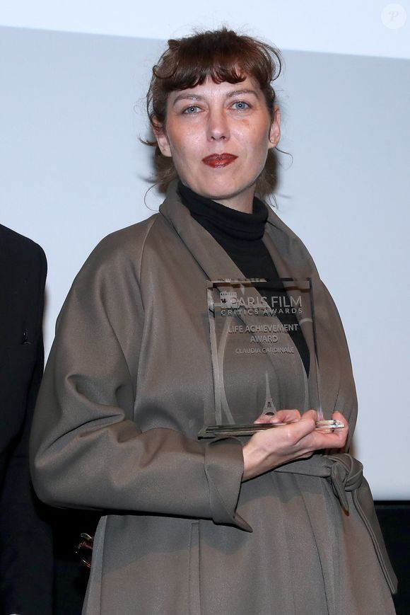 Selon sa fille Claudia Squitieri, plusieurs bijoux auraient été offerts à l’actrice par son compagnon et producteur Franco Cristaldi.

Claudia Squitieri reçoit pour sa mère Claudia Cardinale, un Prix pour sa carrière (à titre postume) - 5èmes " Paris Film Critics Awards ", Hôtel Le Royal Monceau Raffles Paris à Paris, France, le 08 Fevrier 2026.

© Bertrand Rindoff / Bestimage