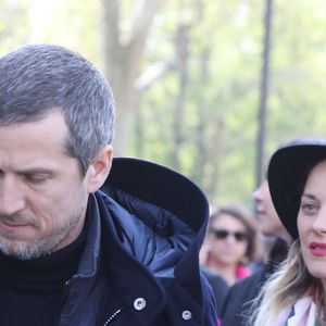Marion Cotillard et son compagnon Guillaume Canet à la sortie de l'hommage à Agnès Varda dans la Cinémathèque française avant ses obsèques au cimetière du Montparnasse à Paris, France, le 2 avril 2019. (Agence/ Bestimage).