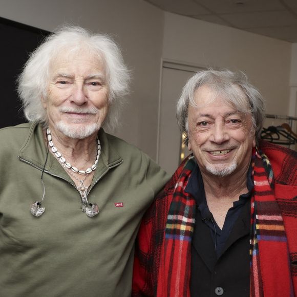 Exclusif - Hugues Aufray, Hervé Vilard en backstage du concert de Hugues Aufray au Le Dôme de Paris - Palais des Sports le 9 novembre 2025.

© Jack Tribeca / Bestimage
