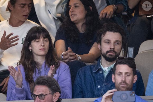 Tom Villa et sa compagne Marion dans les tribunes lors de la session du soir des Internationaux de France de Tennis de Roland Garros 2025, à Paris, France, le 4 juin 2025. © Jacovides-Moreau/Bestimage