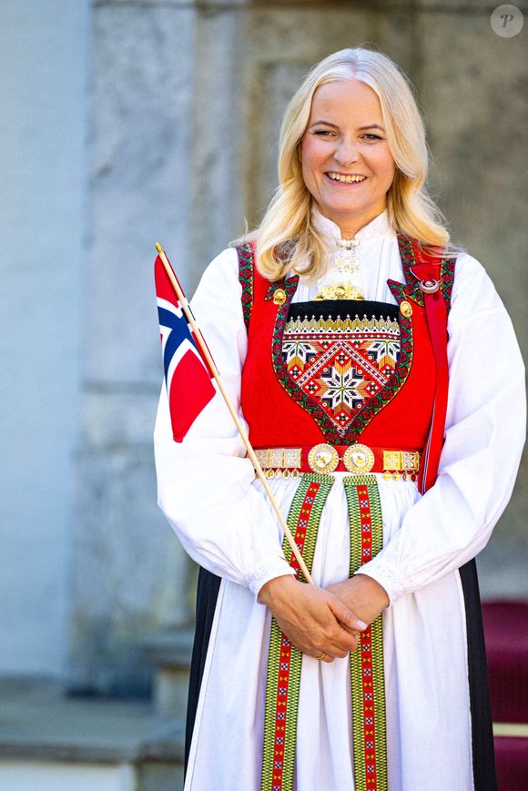 La princesse héritière Mette-Marit lors des célébrations de la fête nationale à la résidence de Skaugum, Norvège. 17 mai 2024. ©  Mischa Schoemaker/ABACAPRESS.COM