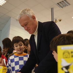 Le sélectionneur de l'équipe de France de football Didier Deschamps et Brigitte Macron se tiennent devant le bureau de poste principal de Bordeaux, dans le sud-ouest de la France, le 8 janvier 2025, alors qu'ils lancent l'édition 2025 du fonds de charité appelé "Opérations pièces jaunes", dont la fondation vise à améliorer les conditions des enfants hospitalisés. Le sélectionneur de l'équipe de France, vainqueur de la Coupe du monde 2018, Didier Deschamps, a annoncé le 8 janvier 2025 qu'il quitterait son poste après la phase finale de 2026. © Fabien Cottereau - Patrick Bernard/Bestimage