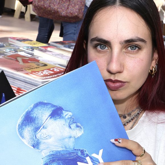 Outre ces rendez-vous médicaux, le papa d'Aël et d'Inca et mari d'Azucena a dévoilé les projets professionnels qu'il compte réaliser cette année.

Aël Pagny  ( fille de Florent Pagny ) - Festival du Livre de Paris 2025 au Grand Palais à Paris le 11 avril 2025.
© Cédric Perrin / Bestimage