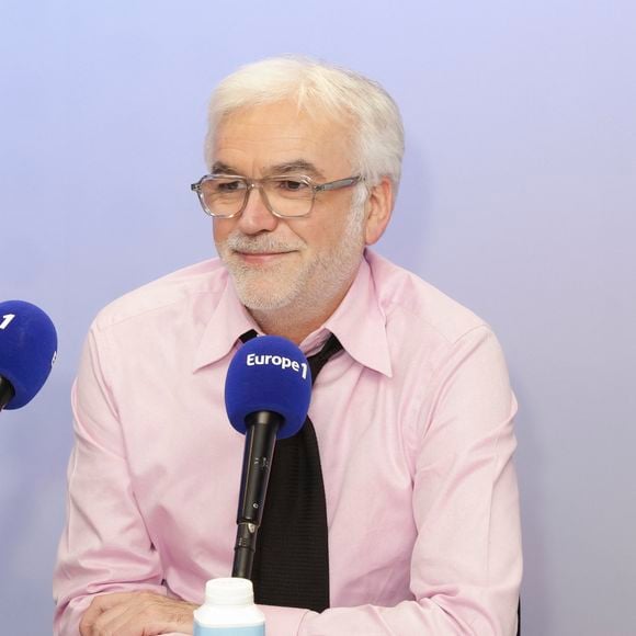 L'animateur Pascal Praud a dû interrompre brutalement son émission en plein direct sur Europe 1.

Exclusif - Pascal Praud - C.Hanouna avec ses chroniqueurs G.Maillet, E.Naulleau, G.Le Bret, V.Benaim, R.Aabou, et les invités du jour, P.Praud, M.Vallet, E.Zemmour et M.Valls, aux commandes de l'émission "On Marche Sur La Tête" diffusée en direct sur les ondes de radio Europe 1, à Paris, France. © Jack Tribeca/Bestimage