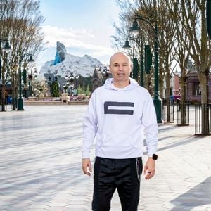 Andres Iniesta - Inauguration du village de la Reine des Neiges sur le site de Disneyland Paris à Marne-la-Vallée le 28 mars 2026. © Disneyland Paris via Bestimage