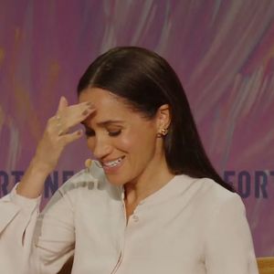 Il y a presque 10 ans, Meghan Markle s'envolait pour le Rwanda avec World Vision pour un film sur la construction de puits… un voyage aujourd’hui remis en question.


Meghan Markle a laissé entendre qu’elle prévoyait de publier des vidéos sur les réseaux sociaux mettant en avant des recettes de cuisine. La duchesse de Sussex a évoqué ce projet lors d’un événement organisé par le magazine américain Fortune dans le cadre de son sommet “Most Powerful Women”. @JLPPA / Bestimage