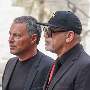 Marc-Olivier Fogiel, Christian Louboutin - Arrivées aux obsèques de Thierry Ardisson en l’église Saint-Roch de Paris, France, le 17 juillet 2025. © Clovis-Jacovides/Bestimage