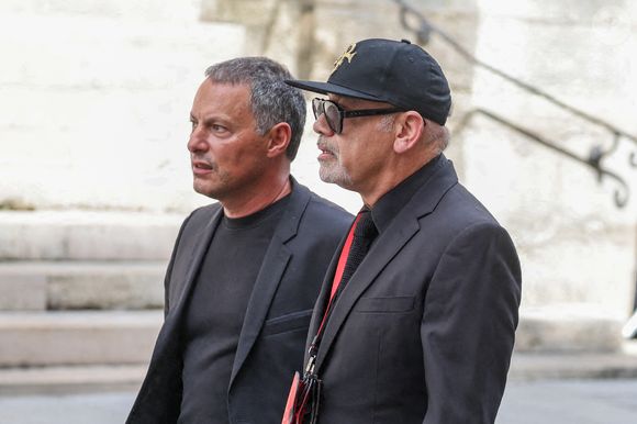 Marc-Olivier Fogiel, Christian Louboutin - Arrivées aux obsèques de Thierry Ardisson en l’église Saint-Roch de Paris, France, le 17 juillet 2025. © Clovis-Jacovides/Bestimage
