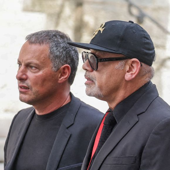 Marc-Olivier Fogiel, Christian Louboutin - Arrivées aux obsèques de Thierry Ardisson en l’église Saint-Roch de Paris, France, le 17 juillet 2025. © Clovis-Jacovides/Bestimage