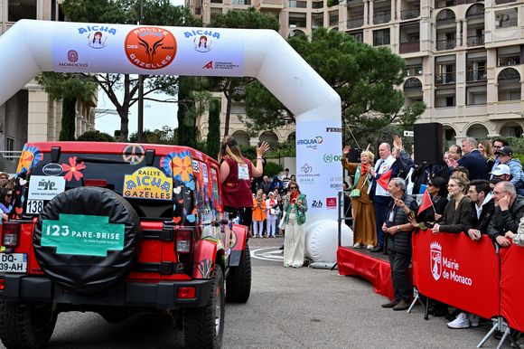 Le prince Albert II de Monaco a donné le départ de la 34eme édition du Rallye des Gazelles, depuis le chapiteau de Fonvieille à Monaco, en compagnie de Dominique Serra, la fondatrice et présidente du Rallye, de la marraine de coeur pour 2025, Luana Belmondo, Nadia Fettah Alaoui, la ministre de l'Economie et des Finances du Royaume du Maroc, du président du Conseil National Monégasque, Thomas Brezzo, et des personnalités du gouvernement, le 12 avril 2025© Bruno Bebert / Bestimage