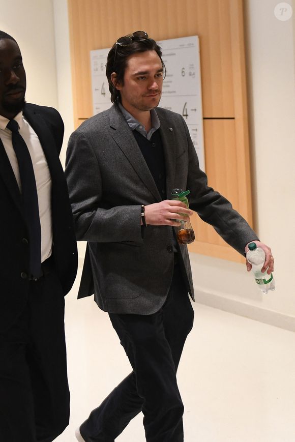 Alain-Fabien Delon arrive au tribunal correctionnel de Paris pour avoir enregistré et diffusé avec son frère Anthony Delon une conversation de leur sœur, Anouchka, avec leur père, le 5 janvier 2024, à l'époque où les désaccords de la fratrie concernant la santé d'Alain Delon, à Paris, France, le 17 mars 2026. Anthony Delon et Anouchka sont absents. © Clément Prioli/Bestimage