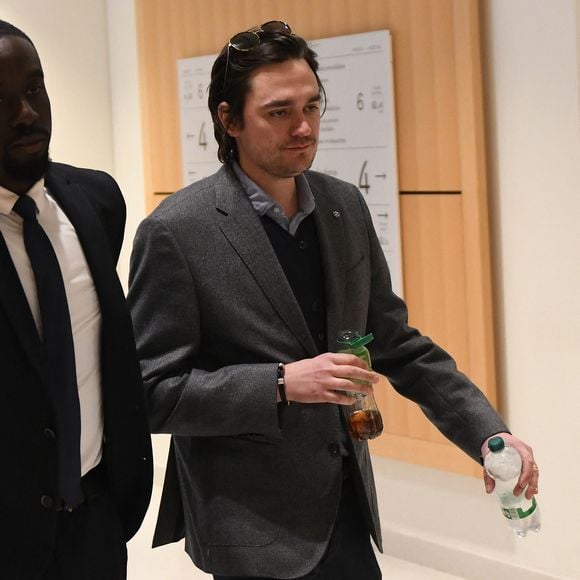 Alain-Fabien Delon arrive au tribunal correctionnel de Paris pour avoir enregistré et diffusé avec son frère Anthony Delon une conversation de leur sœur, Anouchka, avec leur père, le 5 janvier 2024, à l'époque où les désaccords de la fratrie concernant la santé d'Alain Delon, à Paris, France, le 17 mars 2026. Anthony Delon et Anouchka sont absents. © Clément Prioli/Bestimage