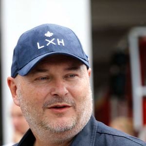 Exclusif - Prix Spécial - Sébastien Cauet - L'animateur radio de NRJ, Sébastien Cauet retourne à Marle (Aisne), sa ville natale, et inaugure la piscine municipale qui porte son nom le 11 juin 2022.
© Claude Dubourg/Bestimage