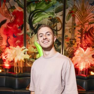 Michou lors de l'inauguration du Restaurant & Bar 19.20 by Norbert Tarayre à l'hôtel Prince de Galles à Paris le 10 octobre 2023.

Pierre Perusseau / Coadic Guirec / Bestimage